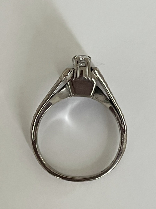 5260- Anello con diamanti in oro bianco strutturato degli anni '60