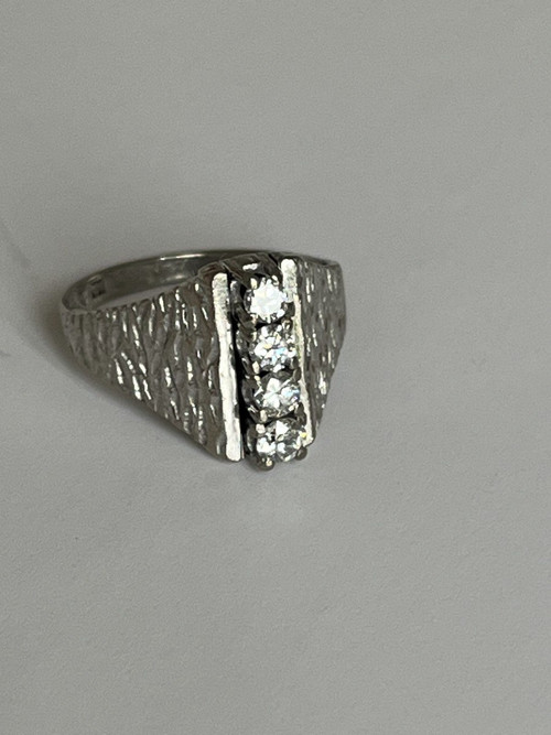 5260- Anello con diamanti in oro bianco strutturato degli anni '60