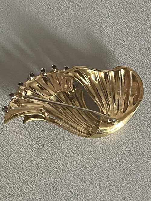 4792- Broche Or Jaune Guilloché Rubis