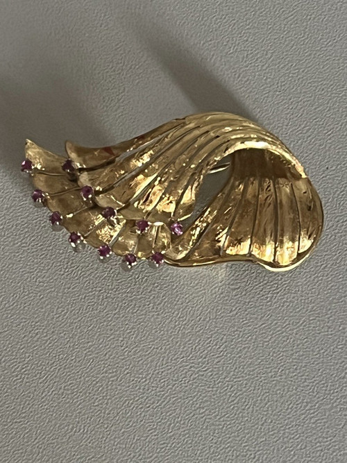 4792- Broche Or Jaune Guilloché Rubis
