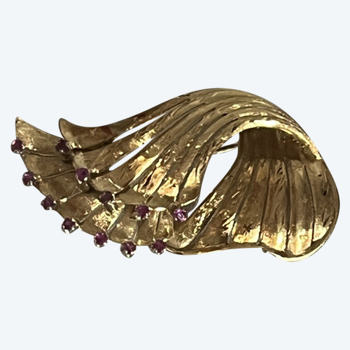 4792- Broche Or Jaune Guilloché Rubis