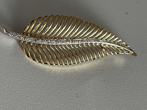 5324- Yellow Gold And Grey Diamonds Feather Brooch