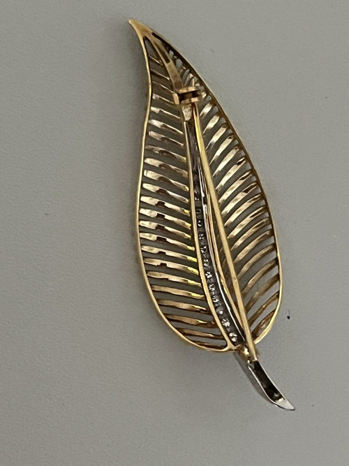 5324- Yellow Gold And Grey Diamonds Feather Brooch