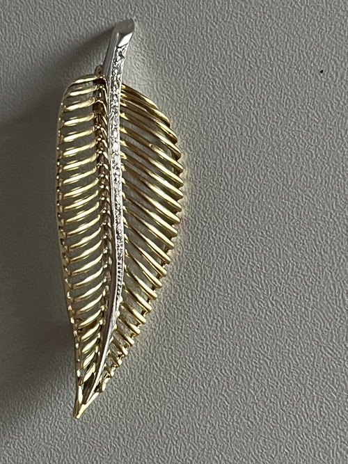 5324- Yellow Gold And Grey Diamonds Feather Brooch