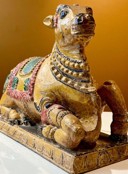 Inde, Début Du XXème Siècle, Statue En Bois Polychrome Figurant Nandi, Monture De Shiva.