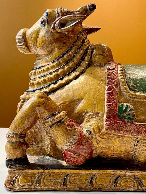 Inde, Début Du XXème Siècle, Statue En Bois Polychrome Figurant Nandi, Monture De Shiva.
