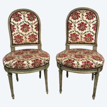 Paire de chaises de style Louis XVI, hêtre mouluré, laqué gris. XIXe