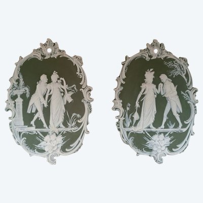 un paio di piatti in porcellana in stile Wedgwood