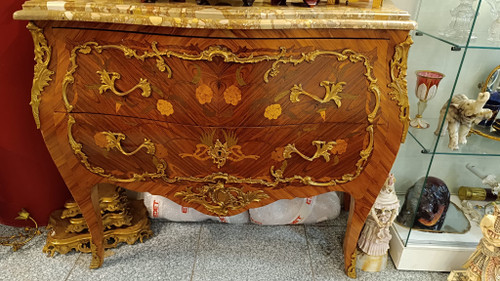 Une commode de style louis XV, début XXI siècle 