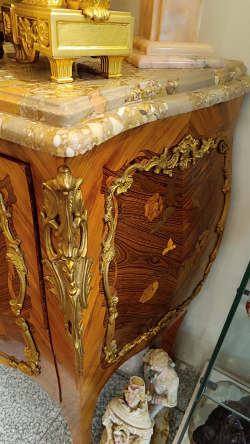Une commode de style louis XV, début XXI siècle 