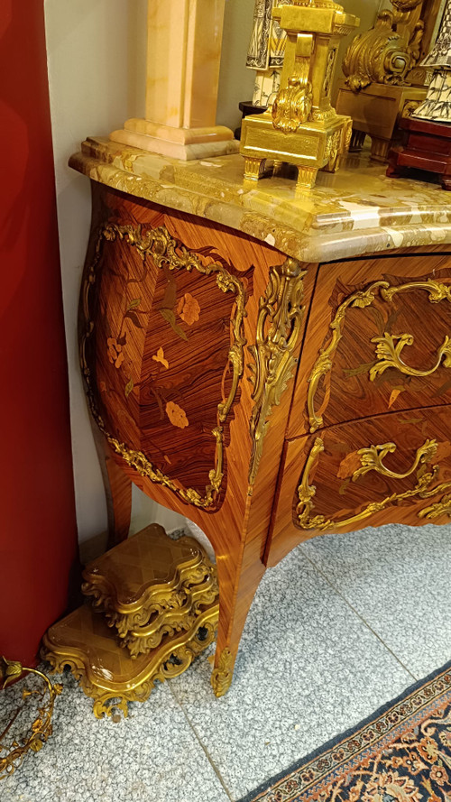 Une commode de style louis XV, début XXI siècle 