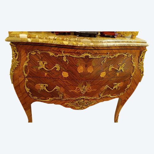 Une commode de style louis XV, début XXI siècle 