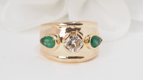 Anello Jonc in oro giallo, smeraldi e diamanti