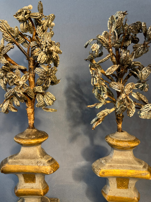 Pair of flower vases in painted carved wood from the 18th century