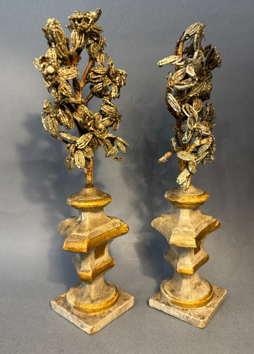 Pair of flower vases in painted carved wood from the 18th century