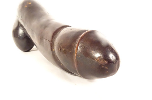 Scultura erotica con dildo in legno intagliato, fine XIX secolo