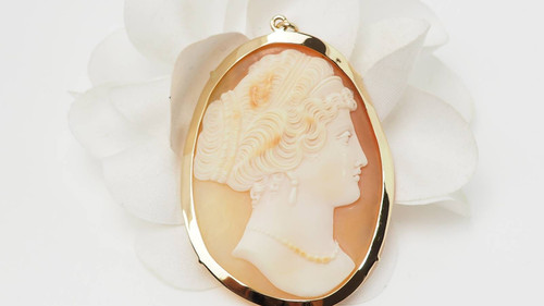 Pendentif camée en or jaune 