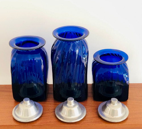 3 Apothekergläser aus kobaltblauem mundgeblasenem Glas und Aluminiumdeckeln, Italien