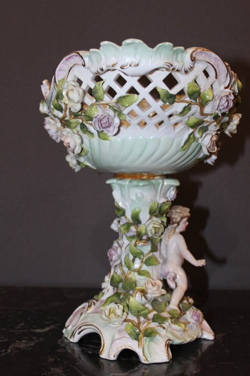 Tazza in porcellana decorata con putti e fiori 1900 circa