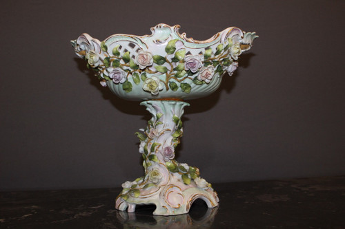 Tazza in porcellana decorata con putti e fiori 1900 circa