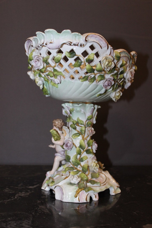 Tazza in porcellana decorata con putti e fiori 1900 circa