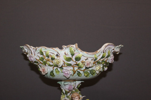 Tazza in porcellana decorata con putti e fiori 1900 circa