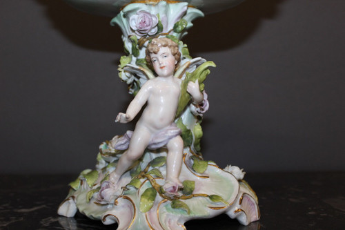 Tazza in porcellana decorata con putti e fiori 1900 circa