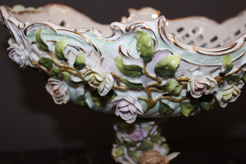 Tazza in porcellana decorata con putti e fiori 1900 circa