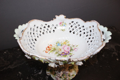 Tazza in porcellana decorata con putti e fiori 1900 circa