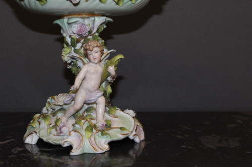 Tazza in porcellana decorata con putti e fiori 1900 circa
