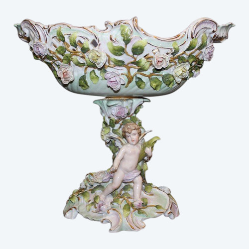 Tazza in porcellana decorata con putti e fiori 1900 circa