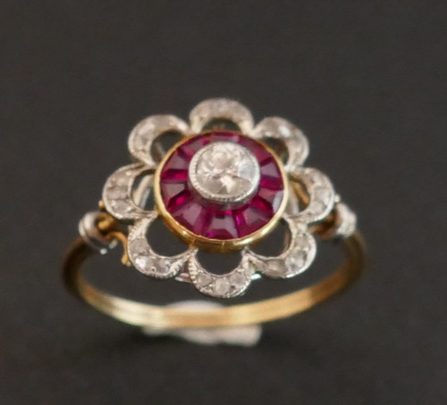 Bague Ornée d'Un Diamant, Entourage De Rubis Calibrés.