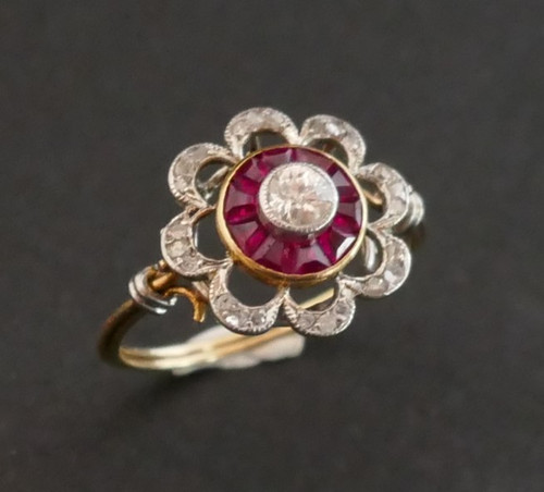 Bague Ornée d'Un Diamant, Entourage De Rubis Calibrés.