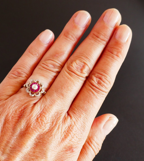 Bague Ornée d'Un Diamant, Entourage De Rubis Calibrés.