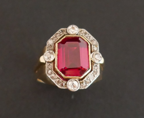 Anello con sigillo Tank con pietra rossa e diamanti, oro 18 carati.
