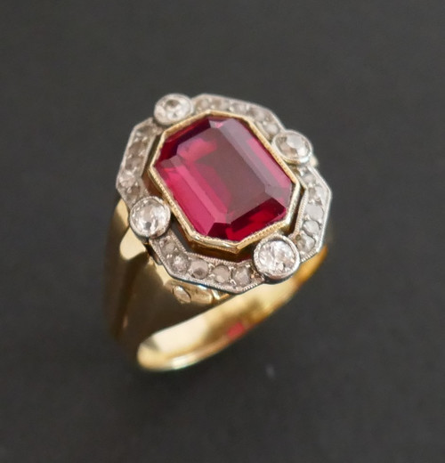 Anello con sigillo Tank con pietra rossa e diamanti, oro 18 carati.