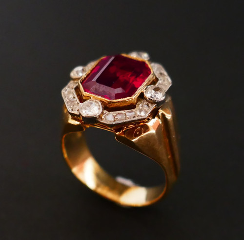 Anello con sigillo Tank con pietra rossa e diamanti, oro 18 carati.