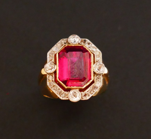 Anello con sigillo Tank con pietra rossa e diamanti, oro 18 carati.