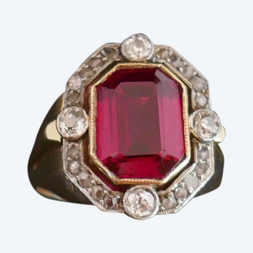 Anello con sigillo Tank con pietra rossa e diamanti, oro 18 carati.