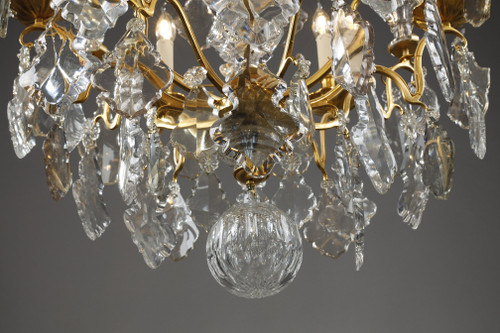Lampadario a gabbia a sei luci, in bronzo dorato, decorato con nappe e pugnali in cristallo molato