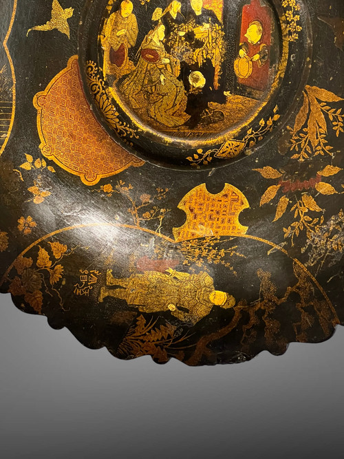 JAPANISCHE PLATTE / TABLETT NAPOLEONISCHER ZEIT III MIT FIGUREN VERZIERT 35 CM