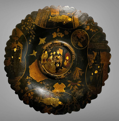 JAPANISCHE PLATTE / TABLETT NAPOLEONISCHER ZEIT III MIT FIGUREN VERZIERT 35 CM