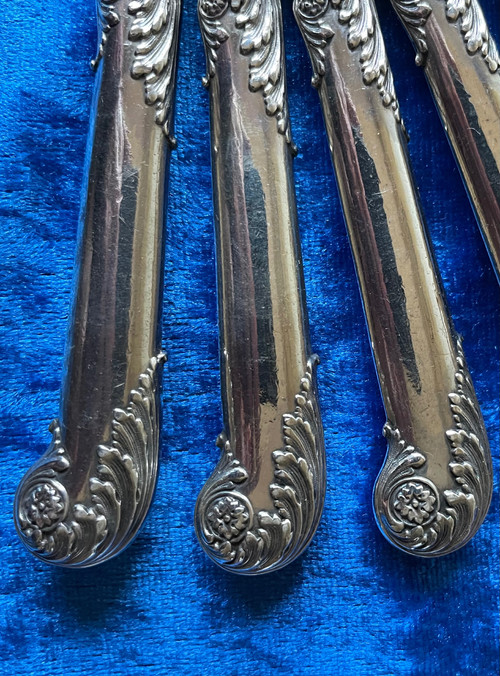 24 dessert knives.