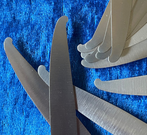 24 dessert knives.