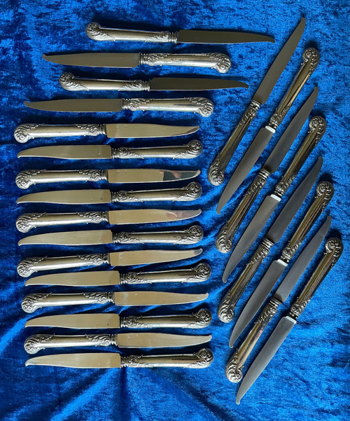24 dessert knives.
