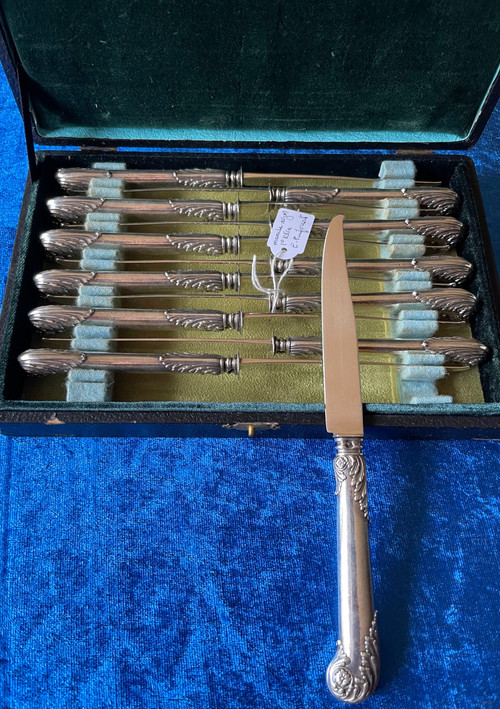 24 dessert knives.