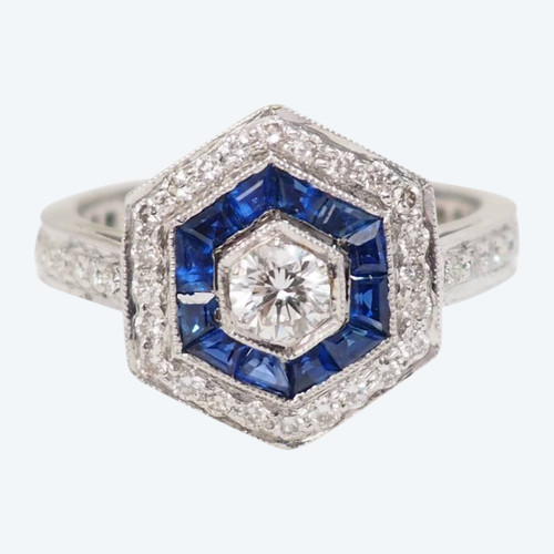 Bague hexagonale, saphirs calibrés et diamants