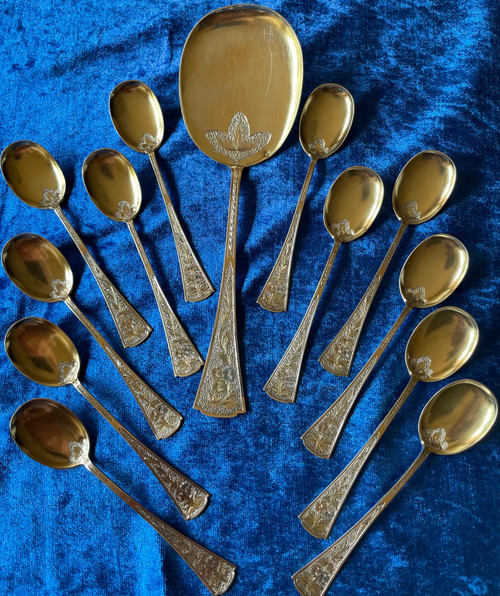 13-piece ice-cream set.