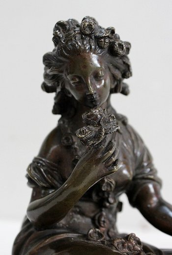  Bronze à Patine Brune d’une « Jeune Fille aux Fleurs » – Début XXe 