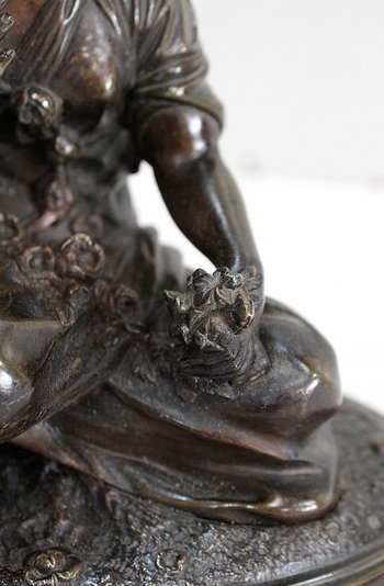  Bronze à Patine Brune d’une « Jeune Fille aux Fleurs » – Début XXe 